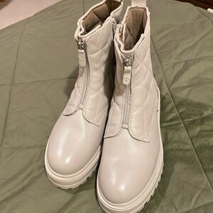 NWT ALBERTO TORRESI quilted leather bootie size 40